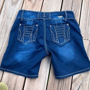 Brandnew w tag, stretch jean short, size 15